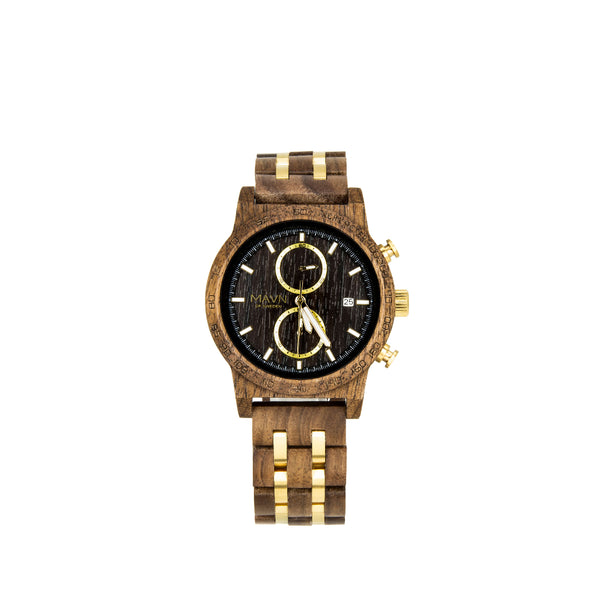 Terralux herrklocka i valnötsträ - framsida och urtavla
Terralux detaljbild - gyllene detaljer och valnötsträ
Terralux på handled - skandinavisk design