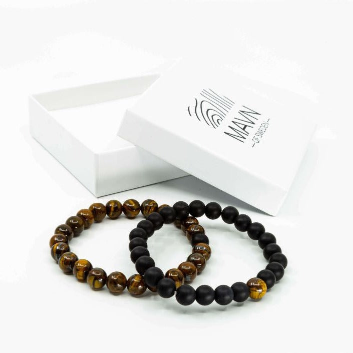 Tofta-två pärlarmband i svart och brun färg med en presentbox från MAVN Of Sweden, armband, herr, pärlarmband, stilrent, pärlor, stenpärlor, mode, outfit 