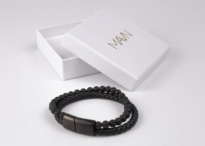 svart läderarmband man med presentbox MAVN Of Sweden, armband, herr, läderarmband, stilrent, lavastenar, läder, mode, outfit, Student present